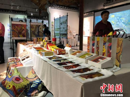 展覽上的文創(chuàng)產(chǎn)品展示。供圖