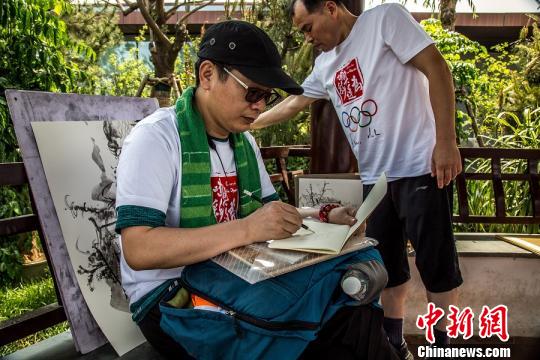 “為奧運喝彩”藝術(shù)寫生團參加國際奧林匹克日公益跑活動并現(xiàn)場寫生。“為奧運喝彩”項目組 提供