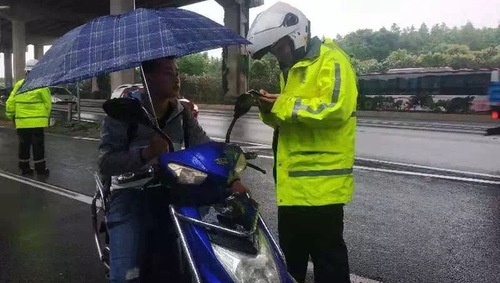 騎非機(jī)動(dòng)車撐傘、玩手機(jī)都要被處罰？上海交警：騎車不得手中持物，違者罰款50元