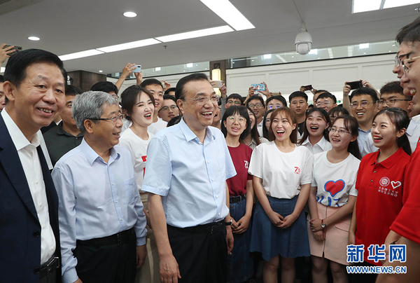 　7月1日，中共中央政治局常委、國務(wù)院總理李克強在大連考察。這是李克強在大連理工大學(xué)了解畢業(yè)生就業(yè)情況。 新華社記者劉衛(wèi)兵攝