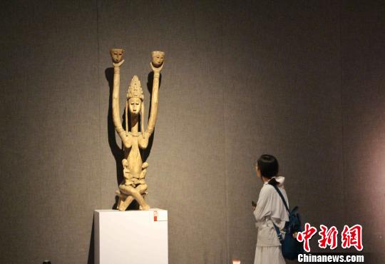 圖為人們參觀“生命之靈——非洲雕刻藝術(shù)精品展”?！≮w曉 攝