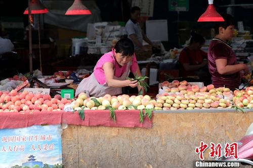 資料圖：菜市場(chǎng)商家。<a target='_blank' href='http://www.chinanews.com/'>中新社</a>記者 張遠(yuǎn) 攝