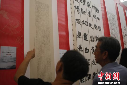 此次展覽作品包括篆書、隸書、草書、楷書、行書等書體。　李庭耀 攝