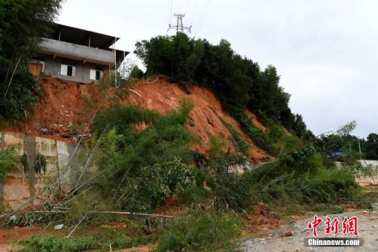 7月10日，連日來的強降雨導致福建省浦城縣多地發(fā)生山體滑坡。<a target='_blank' href='http://www.chinanews.com/'>中新社</a>記者 王東明 攝