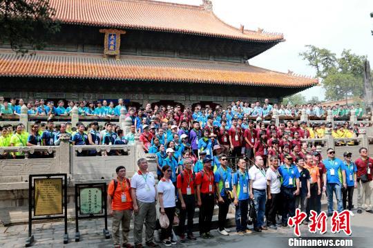 7月23日，參加“同心同根萬里行2019”的香港14家青少年制服團(tuán)體成員在山東曲阜孔廟大成殿前合影?！×籂?攝