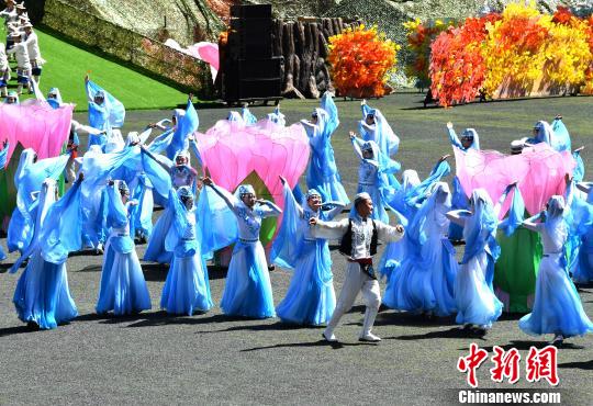 開幕式上的鍋莊表演。　安源 攝