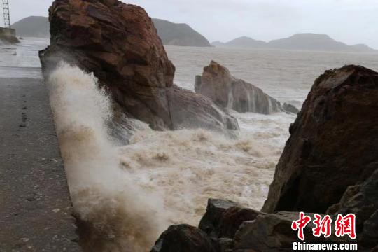 臺風(fēng)“利奇馬”登陸浙江溫嶺：窗外玻璃破碎聲不斷