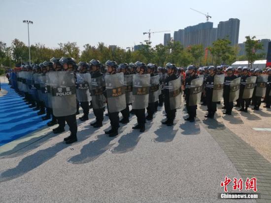 8月12日，公安部組織全國公安機關在154個城市同步開展以“銷槍爆 除禍患 保大慶 護民安”為主題的集中統(tǒng)一銷毀活動，對去年以來全國公安機關收繳和群眾主動上繳的氣槍、獵槍等10.7萬支非法槍支及一大批炸藥、雷管等爆炸物品進行集中安全銷毀，切實消除社會治安隱患。張子揚 攝