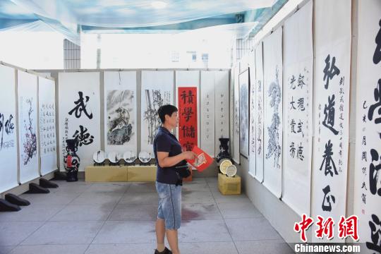 “養(yǎng)心觀德”文化藝術展展出眾多名家字畫，詮釋“文武雙全”?！￡慅埳?攝