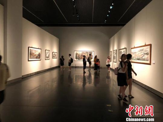 18日，“云月八千里——江明賢墨彩巡回展”在位于南京的江蘇省美術(shù)館新館開展?！≈鞎苑f 攝