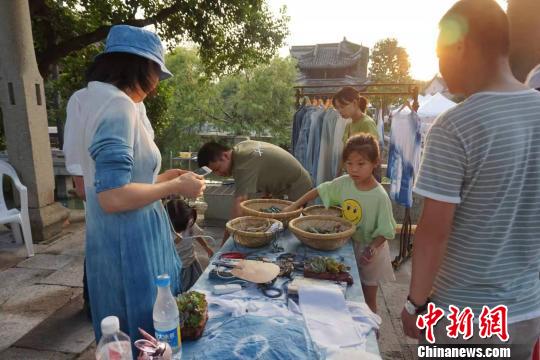 扎染攤位吸引許多游客?！堨蠚g 攝