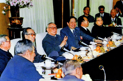 1988年3月29日，李先念等與各民主黨派中央、全國(guó)工商聯(lián)主要負(fù)責(zé)人、無黨派人士座談。