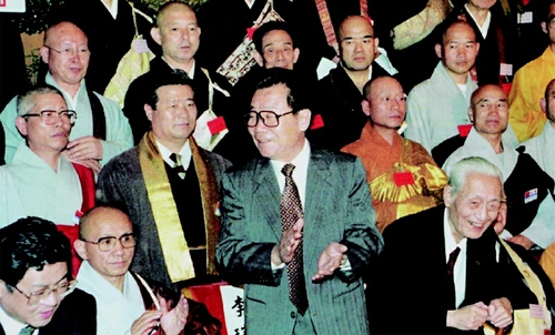 1995年5月22日，李瑞環(huán)主席在人民大會堂與出席中國、韓國、日本佛教友好交流會議的代表合影。  新華社發(fā)