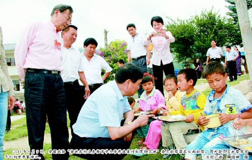 2014年6月9日，全國政協(xié)“推進(jìn)農(nóng)村義務(wù)教育學(xué)生營養(yǎng)改善計(jì)劃貫徹實(shí)施”委員視察團(tuán)在云南視察。圖為委員實(shí)地察看孩子們的營養(yǎng)餐情況。  本報(bào)記者 廉維亮 攝