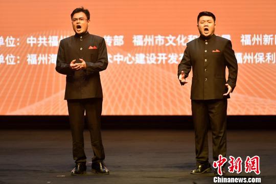 來自福州大學(xué)以及福州大司樂府的三位老師，李毅、羅希、龍沛，演唱《我愛你中國》?！蚊?攝