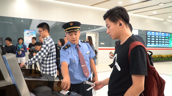 3.京雄城際C2701首批乘客到達大興機場。