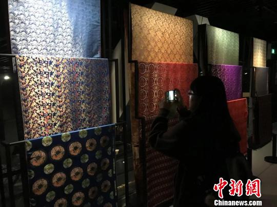 圖為觀眾正在看展。　岳依桐 攝