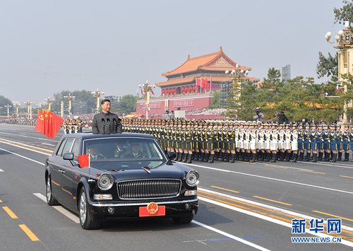 10月1日，慶祝中華人民共和國(guó)成立70周年大會(huì)在北京天安門廣場(chǎng)隆重舉行。這是中共中央總書記、國(guó)家主席、中央軍委主席習(xí)近平檢閱受閱部隊(duì)。 新華社記者 李濤 攝