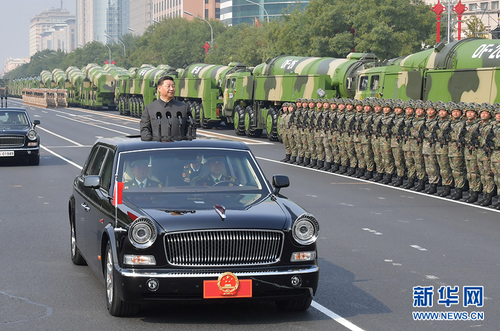 10月1日，慶祝中華人民共和國(guó)成立70周年大會(huì)在北京天安門廣場(chǎng)隆重舉行。這是中共中央總書記、國(guó)家主席、中央軍委主席習(xí)近平檢閱受閱部隊(duì)。 新華社記者 李濤 攝