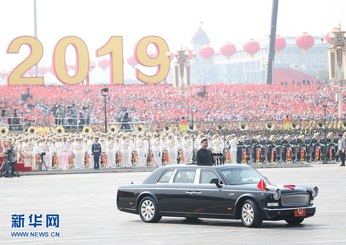 10月1日，慶祝中華人民共和國(guó)成立70周年大會(huì)在北京天安門廣場(chǎng)隆重舉行。這是中共中央總書記、國(guó)家主席、中央軍委主席習(xí)近平檢閱受閱部隊(duì)。 新華社記者 劉衛(wèi)兵 攝  jpg