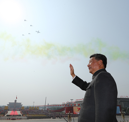 10月1日，慶祝中華人民共和國(guó)成立70周年大會(huì)在北京天安門廣場(chǎng)隆重舉行。中共中央總書記、國(guó)家主席、中央軍委主席習(xí)近平發(fā)表重要講話并檢閱受閱部隊(duì)。這是習(xí)近平在天安門城樓上。 新華社記者 鞠鵬 攝jpg