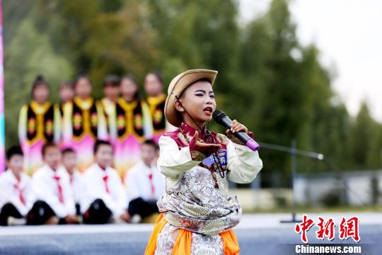 圖為“花兒”演唱?！?zhí)砀?攝