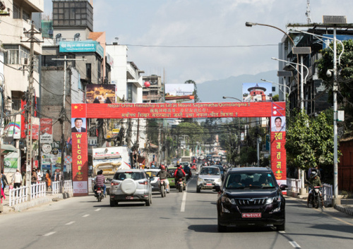 尼首都加德滿都主要道路上已掛起“熱烈歡迎我們尊貴的中國(guó)客人”“巍巍珠峰高聳，中尼友誼長(zhǎng)存”等歡迎標(biāo)語。新華社記者王婧嬙攝