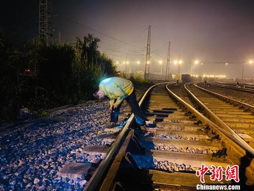 鐵路工人排查線路安全隱患?！¤F路供圖 攝