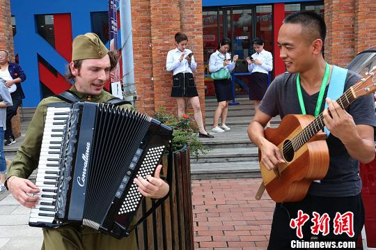 不同國(guó)家的街頭藝人共同演出。　諸德清 攝