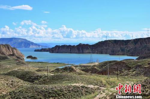 圖為龍羊湖湖面。(資料圖) 魯?shù)り?yáng) 攝