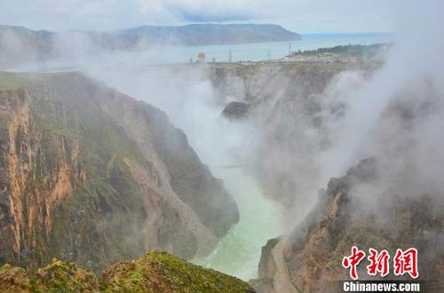 圖為霧中的龍羊峽大壩。(資料圖) 魯?shù)り?yáng) 攝