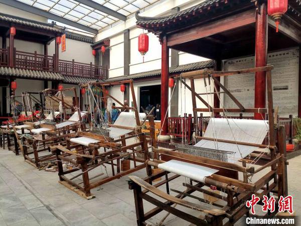 圖為中國柳疃絲綢文化博物館內(nèi)展出手工木織機?！≮w曉 攝