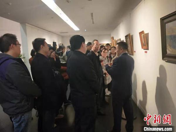 此次展出的103幅油畫以20世紀為主，跨越百余年的歷史?！钆迮?攝