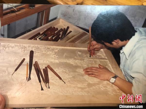 圖為1986年，胡建華在加拿大創(chuàng)作照片?！×植?攝