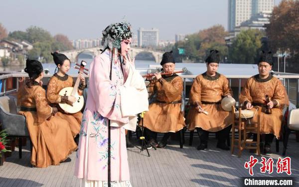 浙江昆劇團(tuán)國家一級(jí)演員楊崑在運(yùn)河邊表演昆曲。　徐軍 攝