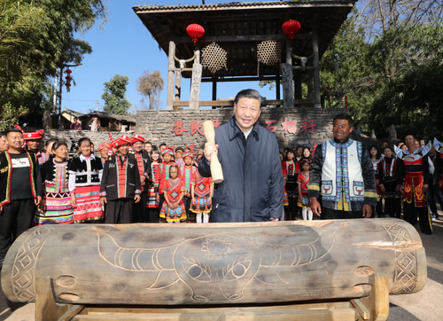 習近平總書記到騰沖市清水鄉(xiāng)三家村中寨司莫拉佤族村看望鄉(xiāng)親們。