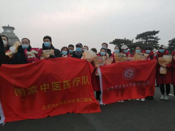 行動五-民盟北京中醫(yī)藥大學委員會第三支部盟員、北京中醫(yī)藥大學東直門醫(yī)院針灸科副主任醫(yī)師劉寧（上圖左三）參與“國家中醫(yī)醫(yī)療隊”，1月27日已抵達湖北武漢，參與武漢中西醫(yī)結合醫(yī)院的診治工作。