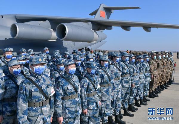 3 2月17日，載有軍隊支援湖北醫(yī)療隊的運(yùn)輸機(jī)降落武漢。這是剛下飛機(jī)的醫(yī)療隊員在停機(jī)坪上列隊集結(jié)。 新華社記者 李賀 攝