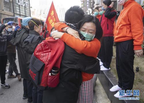 3月17日，在武漢市武昌區(qū)駐地，江西醫(yī)療隊(duì)員（前右）擁抱送別青海醫(yī)療隊(duì)員。青海醫(yī)療隊(duì)當(dāng)日返程，兩家醫(yī)療隊(duì)在同一個(gè)駐地也在同一個(gè)方艙共事，結(jié)下了深厚的感情。 當(dāng)日，承擔(dān)方艙醫(yī)院醫(yī)療救治任務(wù)的援鄂醫(yī)療隊(duì)陸續(xù)開始撤離。 新華社記者 才揚(yáng) 攝