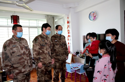 （圖為泉州市委常委、軍分區(qū)政委劉建軍帶隊走訪慰問駐泉部隊赴武漢一線醫(yī)務(wù)人員家屬）