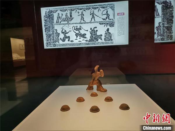 洛陽(yáng)博物館展出的漢畫(huà)像石拓片及文物。洛陽(yáng)市博物館供圖