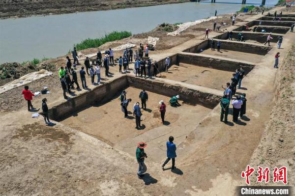 寨卞東南遺址共清理遺跡73個，其中近現(xiàn)代溝2條，漢代灰坑61個，漢代甕棺葬1座，漢代路2條，漢代溝8條?！№n春義 攝