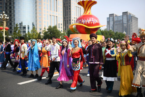 慶祝中華人民共和國(guó)成立70周年大會(huì)群眾游行中的民族團(tuán)結(jié)方陣（新華社記者張宏祥 攝）