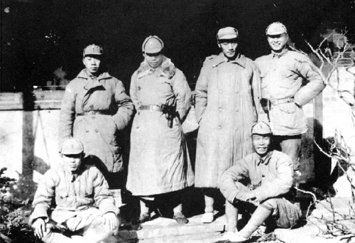 1939年12月，新四軍游擊支隊部分干部合影。后排右起：張愛萍、劉瑞龍、張震球、謝邦治