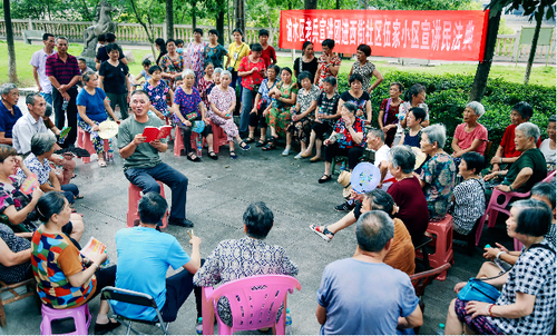 連日來，江西新余市渝水區(qū)政協(xié)組織從事法律工作的政協(xié)委員深入街道社區(qū)開展民法典社區(qū)講堂，用通俗易懂的語言和豐富的實例，向社區(qū)居民講解民法典。圖為政協(xié)委員在城南街道西街社區(qū)向居民宣講《中華人民共和國民法典》。廖海金攝