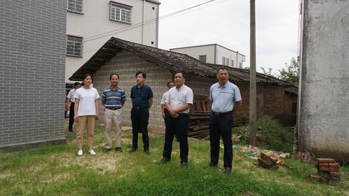 2019年8月29日，市政協(xié)黨組書記、主席楊志宇（右二）帶領(lǐng)有關(guān)職能部門深入北界鎮(zhèn)西鎮(zhèn)村調(diào)研六文自然村村務(wù)協(xié)商議事會建設(shè)遇到的土地難問題。