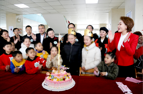 與會(huì)嘉賓與紅絲帶師生還以餃子宴的方式，共同為學(xué)校兩名學(xué)生慶生。