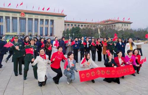 3月7日，三八婦女節(jié)即將到來(lái)，婦聯(lián)界別的委員們，會(huì)前聚集在廣場(chǎng)上揮動(dòng)著五星紅旗合影留念，以紀(jì)念這兩會(huì)期間的婦女節(jié)日。特邀委員記者孫太利攝影