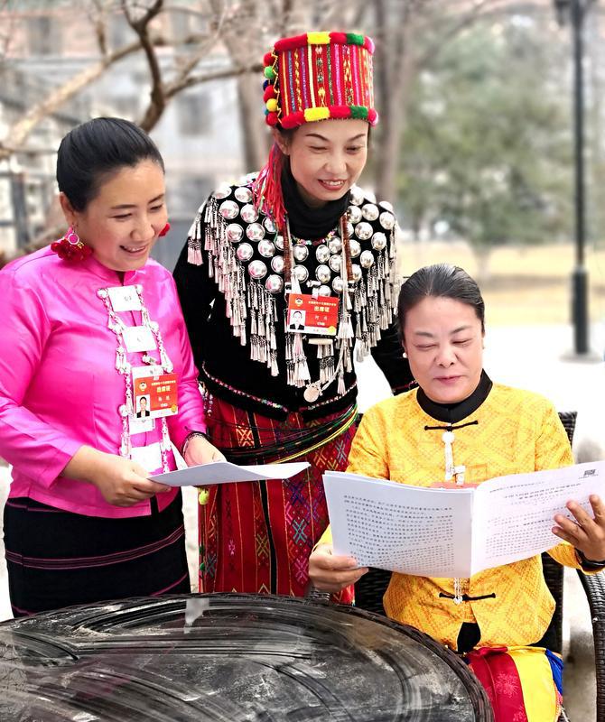 少數民族界楊艷、何慶、黃麗云三位委員（從左至右）就全國政協(xié)常委會工作報告中共同關注的話題進行交談。特邀委員記者 資艷 萍 攝