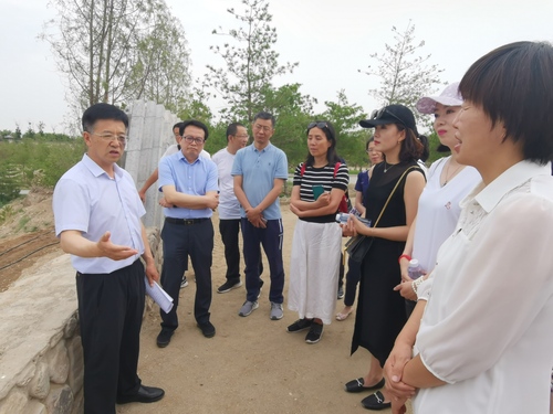 2020年6月21日下午，民建寧夏區(qū)委會組織會員到銀川市賀蘭山下的志輝源石酒莊調(diào)研。